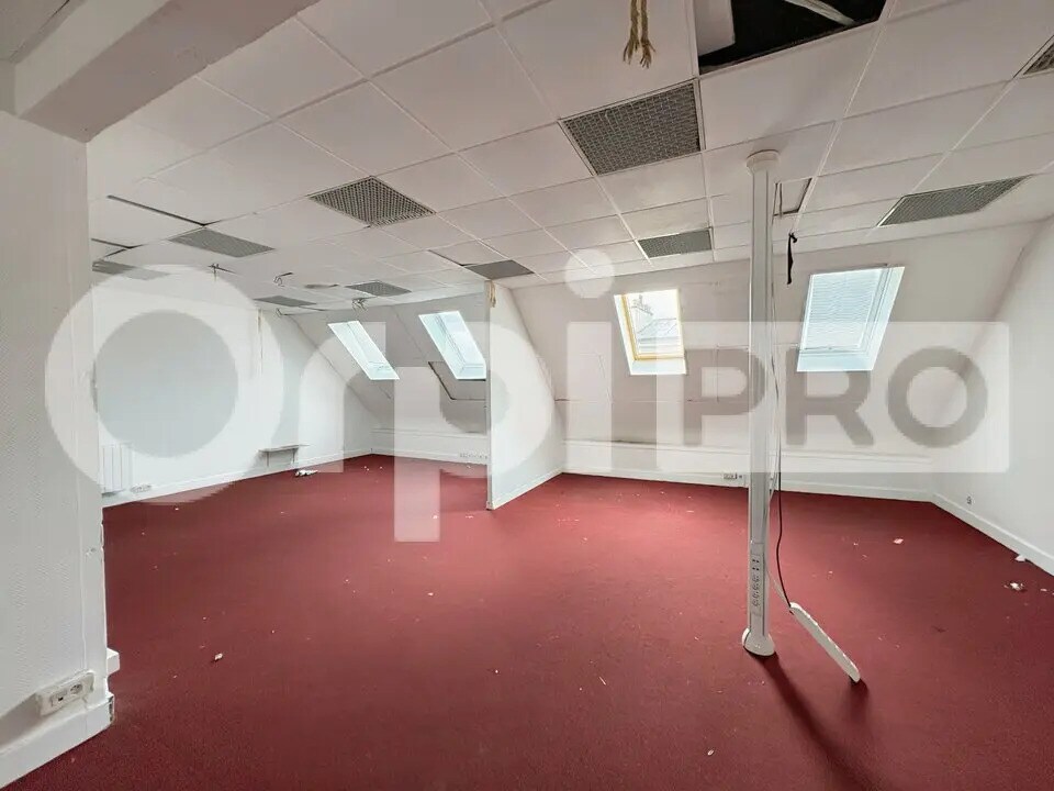 Office in Pantin for lease Interior Photo- Image 1 of 11