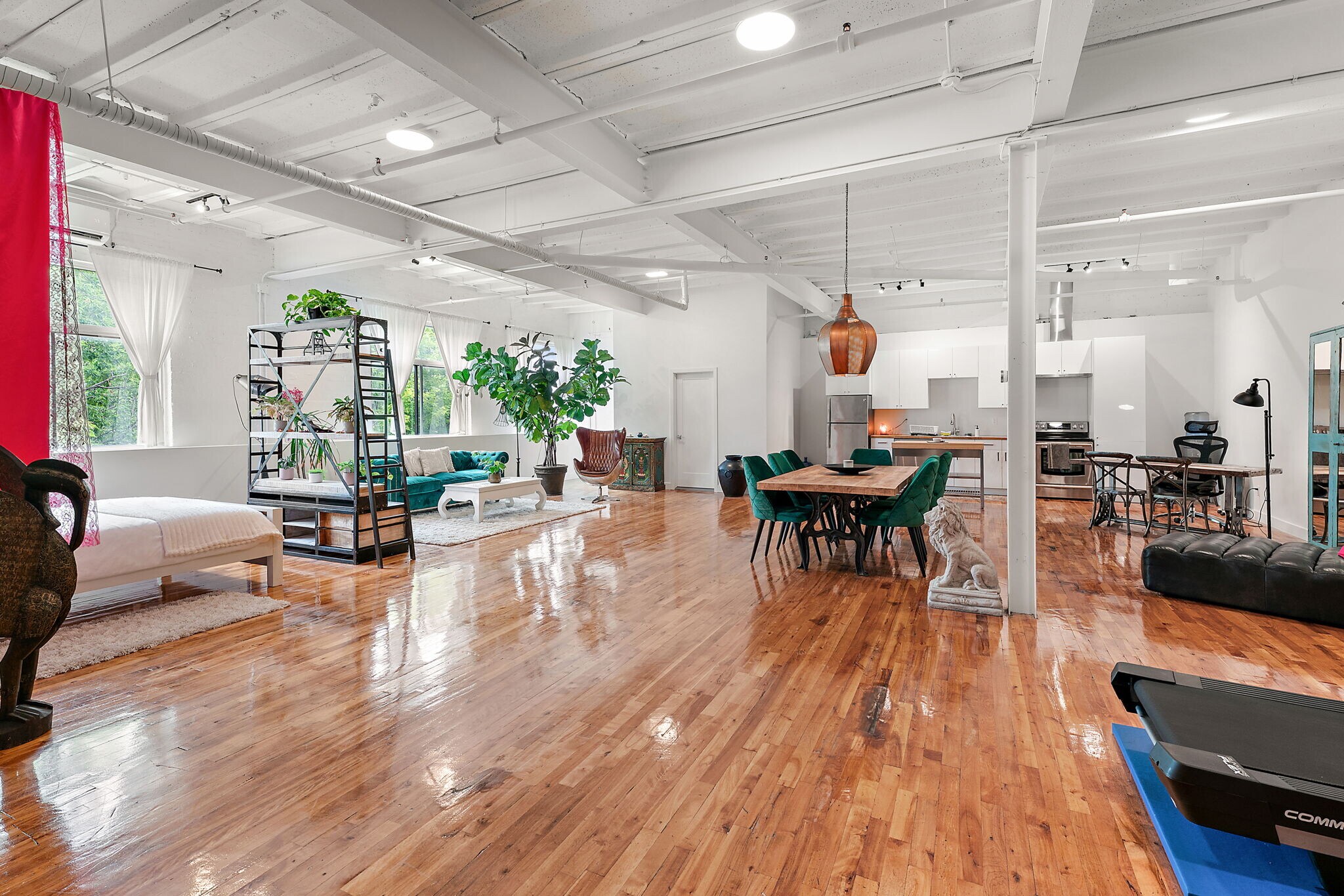 5369 Boul Saint-Laurent, Montréal, QC for lease Interior Photo- Image 1 of 6