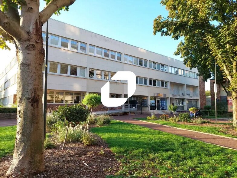 Office in Maurepas for lease - Building Photo - Image 2 of 7