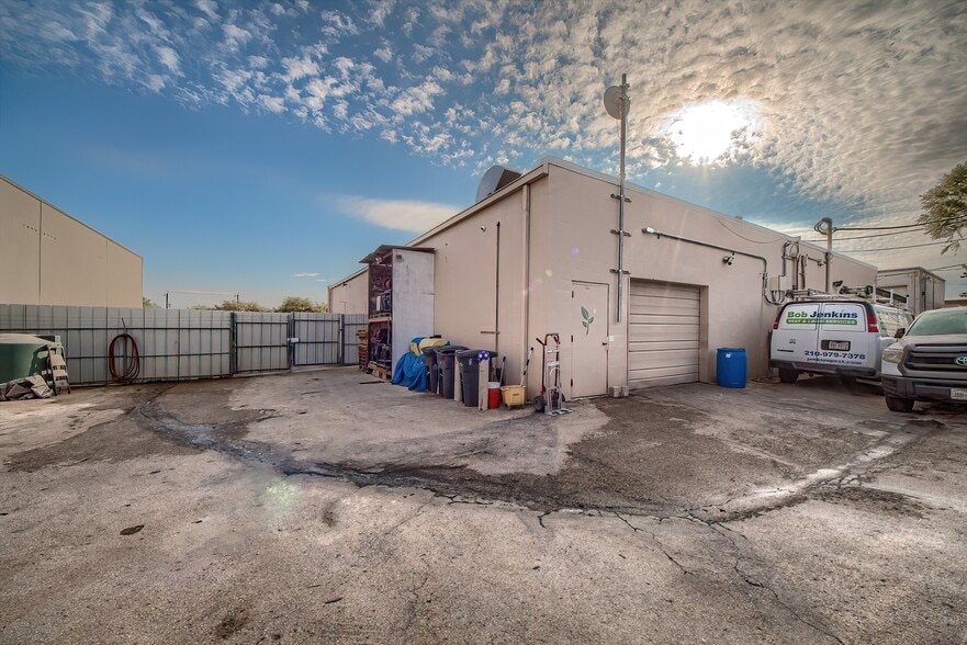 338 Breesport St, San Antonio, TX for lease - Building Photo - Image 3 of 15