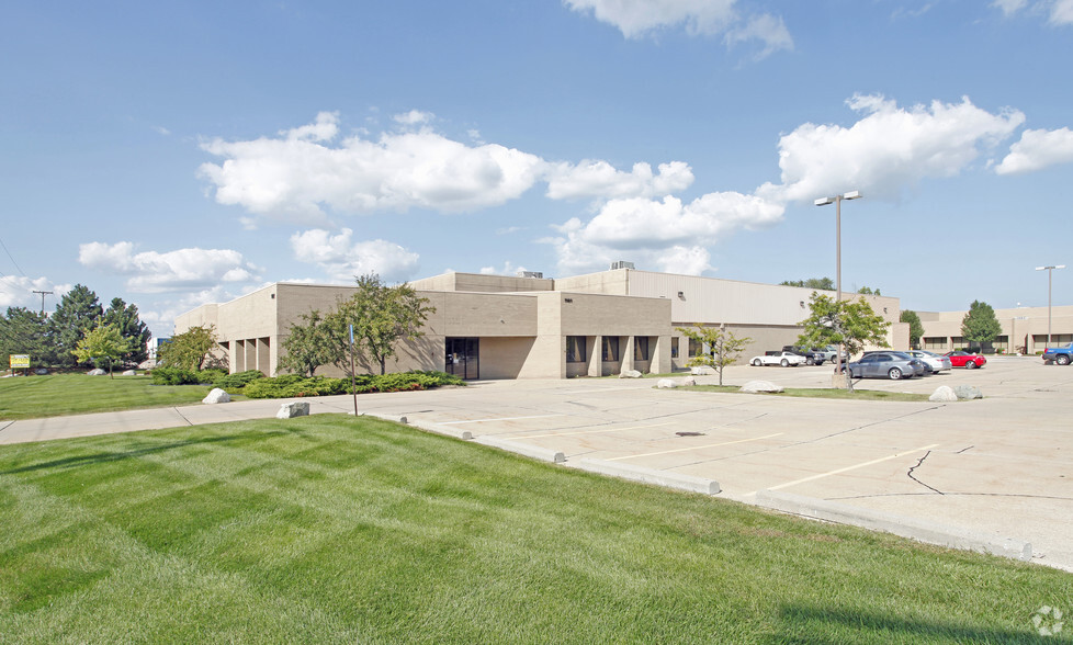 1101-1115 E Whitcomb Ave, Madison Heights, MI for lease - Primary Photo - Image 1 of 6