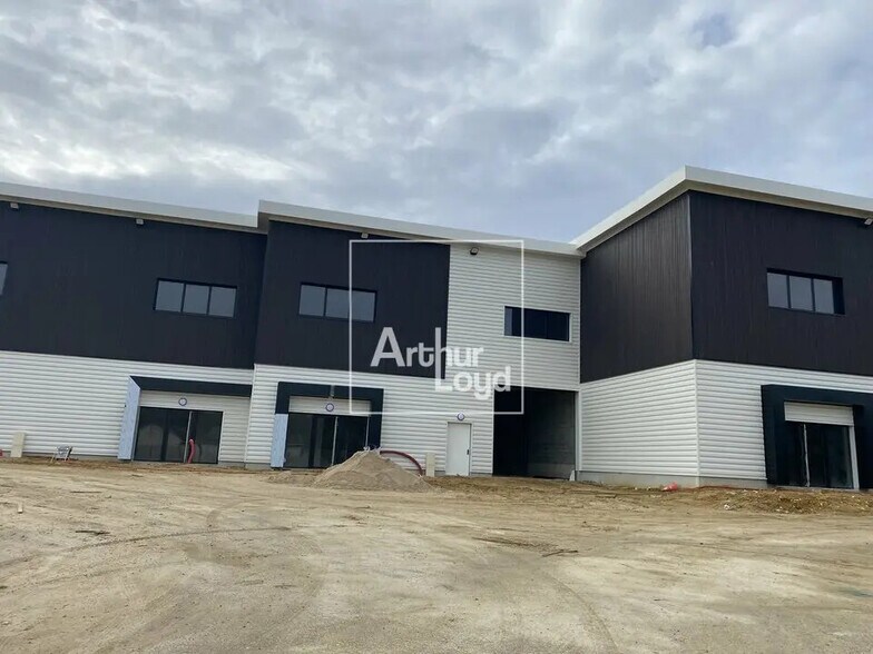 Flex in Ollainville for sale - Building Photo - Image 1 of 5