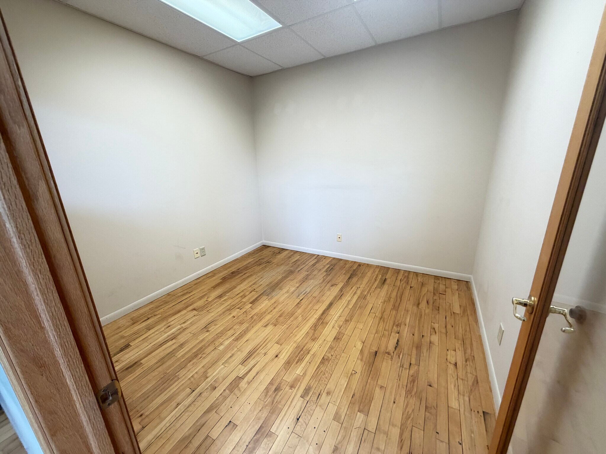 1020 Cedar Ave, St Charles, IL for lease Interior Photo- Image 1 of 22