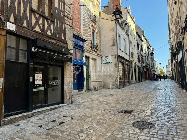 Retail in Orléans for lease - Building Photo - Image 1 of 6