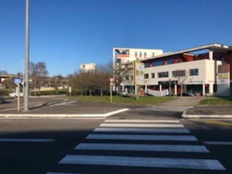 Office in Besançon for lease - Building Photo - Image 3 of 6