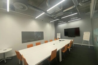 Basing Vw, Basingstoke for lease Interior Photo- Image 1 of 2