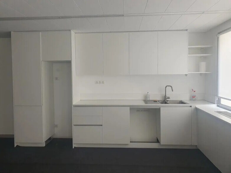 Office in Suresnes for sale - Building Photo - Image 2 of 7