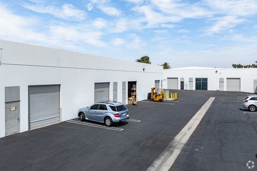 14515-14565 Valley View Ave, Santa Fe Springs, CA for lease - Building Photo - Image 2 of 5