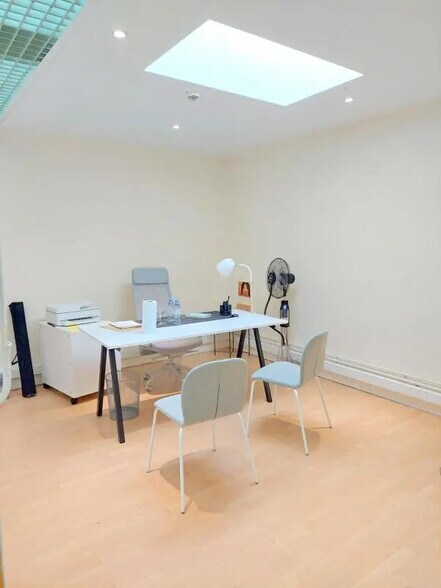 Office in Houilles for lease - Interior Photo - Image 2 of 5