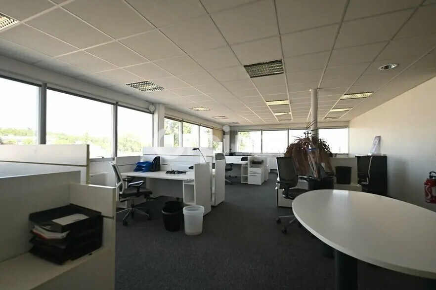 Office in Bron for lease - Interior Photo - Image 2 of 9