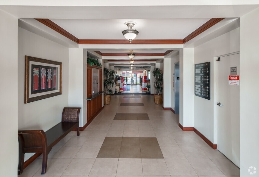 5599 S University Dr, Davie, FL for sale - Lobby - Image 2 of 9