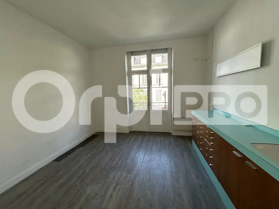 Office in Montluçon for lease Interior Photo- Image 1 of 13