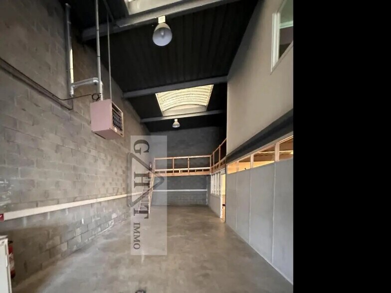 Industrial in Alfortville for sale - Interior Photo - Image 1 of 7