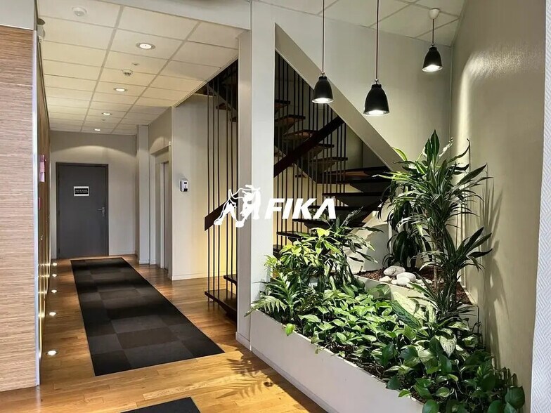 Office in Toulouse for lease - Lobby - Image 2 of 5