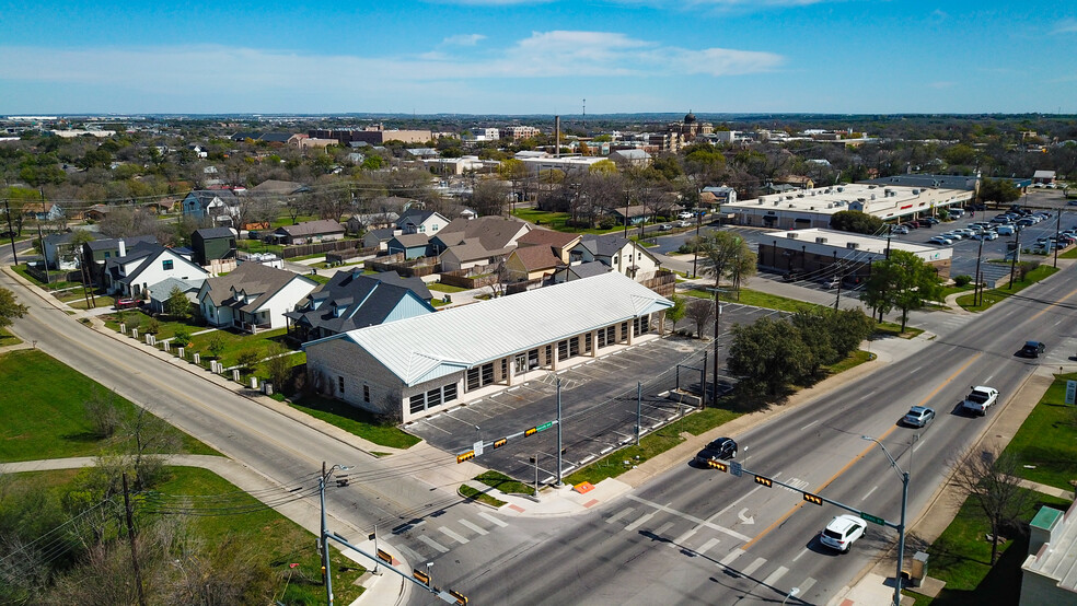 805 W University Ave, Georgetown, TX for lease - Building Photo - Image 2 of 6