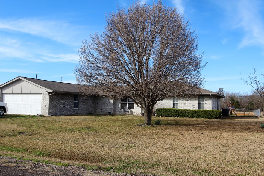 586 Milton Minter Rd, Deport, TX 75435