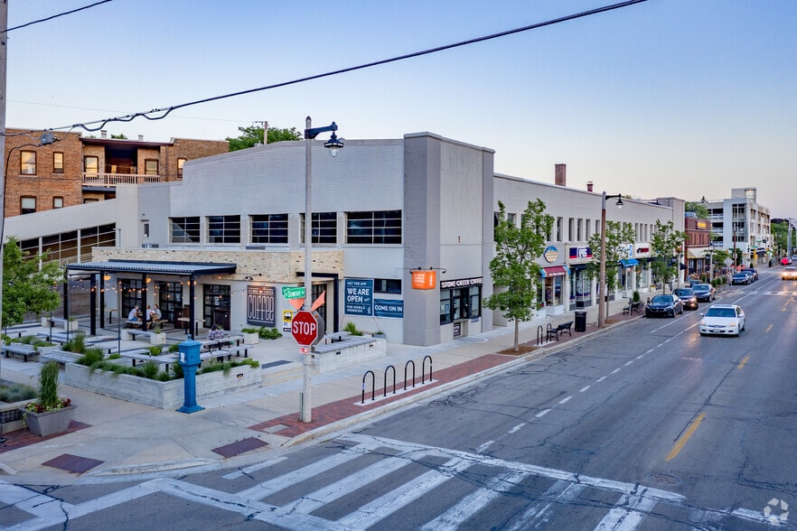 Retail condos and parking spaces portfolio of 2 properties for sale on LoopNet.com - Primary Photo - Image 1 of 2