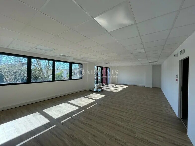 Flex in Bobigny for lease - Building Photo - Image 3 of 11