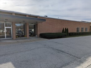 975-999 Lombardi Ave, Green Bay, WI for lease Building Photo- Image 2 of 9