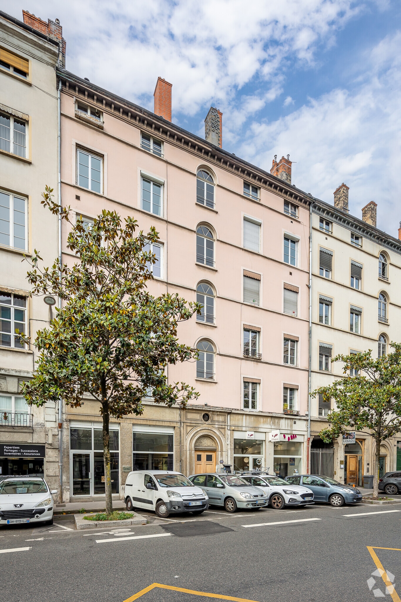 Retail in Lyon for lease Primary Photo- Image 1 of 2