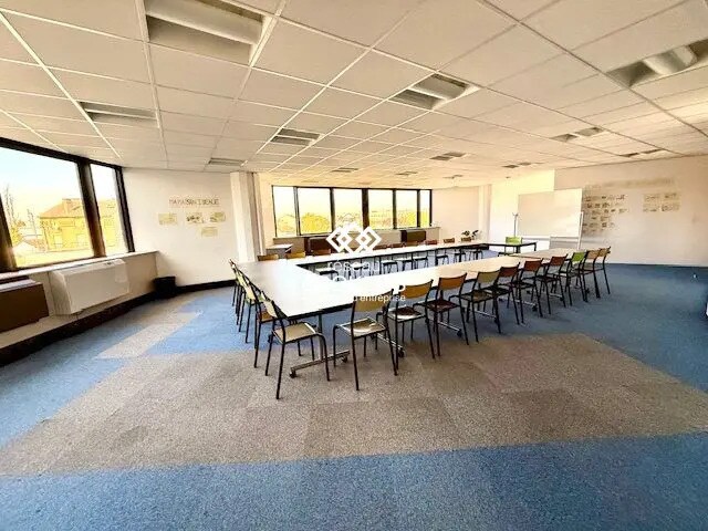 Office in Argenteuil for lease - Interior Photo - Image 1 of 2