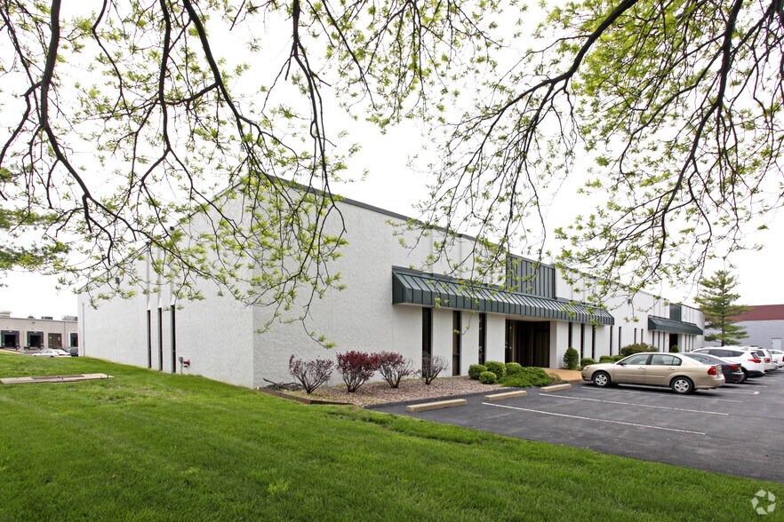 4170 Shoreline Dr, Earth City, MO 63045