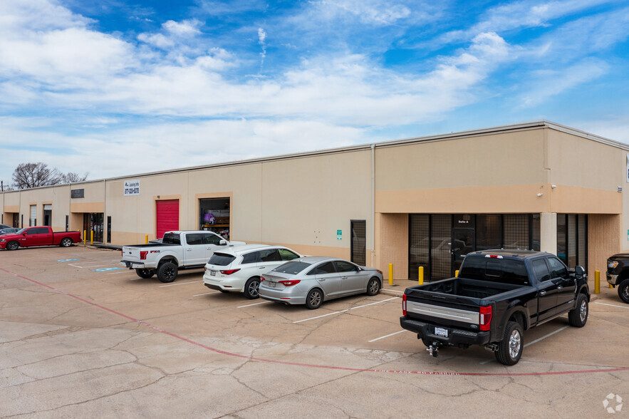 2333 Minnis Dr, Haltom City, TX for lease - Primary Photo - Image 1 of 6