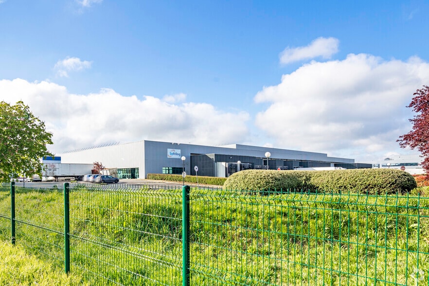 Flex in Saint-Ouen-l'Aumône for lease - Building Photo - Image 2 of 2