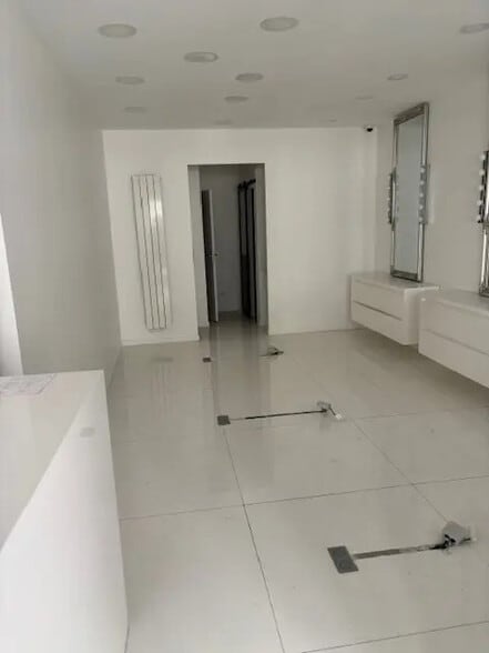 Retail in Paris for lease - Interior Photo - Image 1 of 5