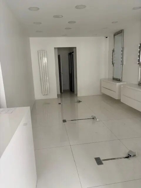 Retail in Paris for lease Interior Photo- Image 1 of 6