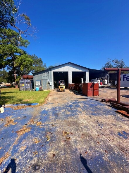 215 E College St, Pleasanton, TX for sale - Building Photo - Image 2 of 9