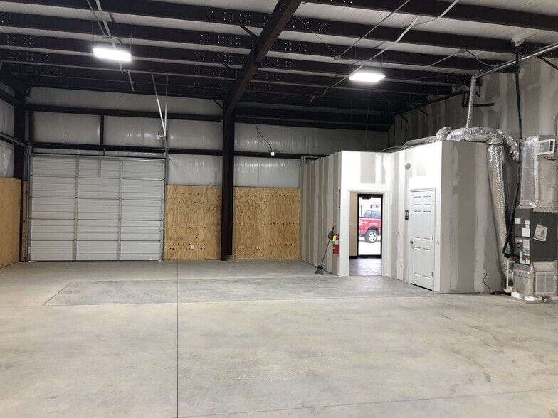 253 Grogan Dr, Dawsonville, GA for sale - Interior Photo - Image 3 of 15