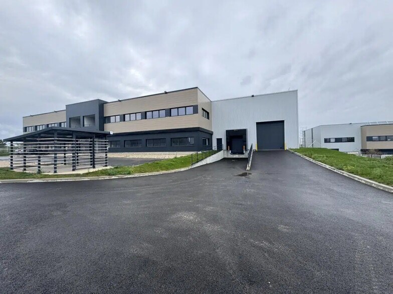 Flex in Colombier-Saugnieu for lease - Building Photo - Image 1 of 11