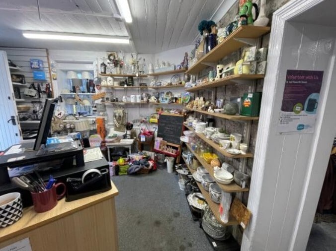 35 Bridgehouse Ln, Haworth for sale - Interior Photo - Image 2 of 4