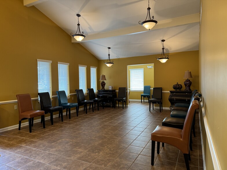 124 W Commerce St, Hernando, MS for lease - Interior Photo - Image 2 of 9