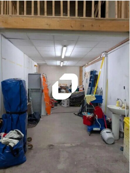 Flex in Noisy-le-Grand for lease - Interior Photo - Image 3 of 4