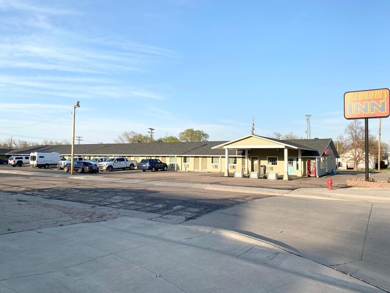 1103 E B St, McCook, NE for sale - Building Photo - Image 1 of 1