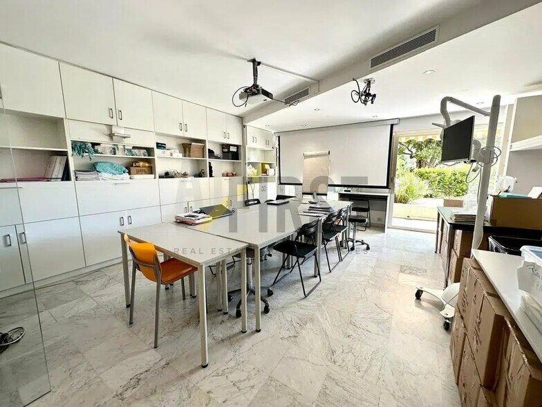 Office in Le Cannet for sale - Building Photo - Image 2 of 12