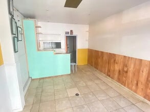 Retail in Paris for lease Interior Photo- Image 2 of 5