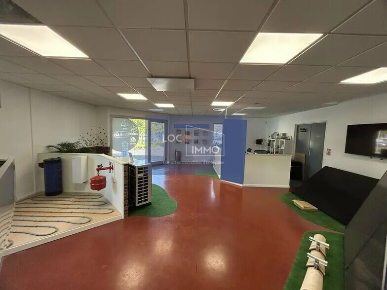 Flex in Cenon for lease - Interior Photo - Image 3 of 10