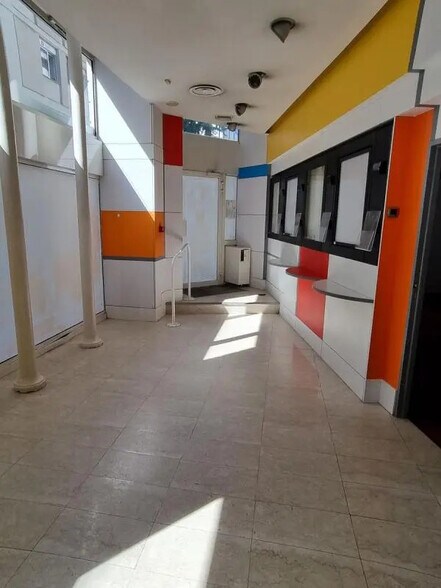 Retail in Nantes for lease - Lobby - Image 2 of 3