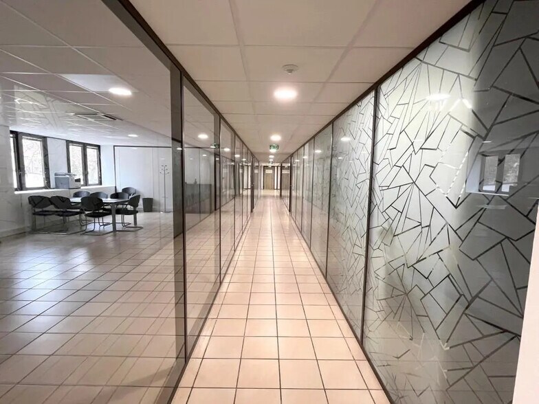 Office in Saint-Germain-en-Laye for lease - Building Photo - Image 2 of 11