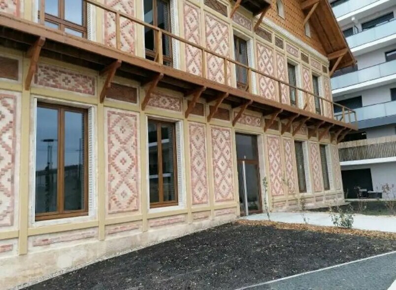 Flex in Lormont for sale - Building Photo - Image 1 of 12