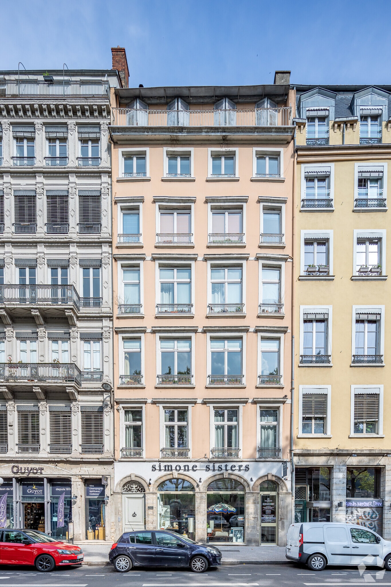 Retail in Lyon for lease Primary Photo- Image 1 of 4