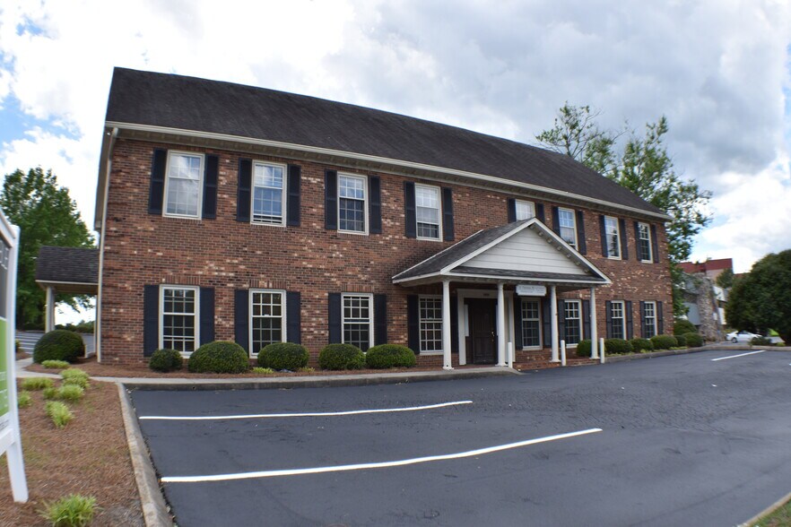 3400 Healy Dr, WinstonSalem, NC 27103