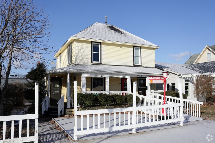 304 5th St, West Des Moines, IA for sale - Primary Photo - Image 1 of 1