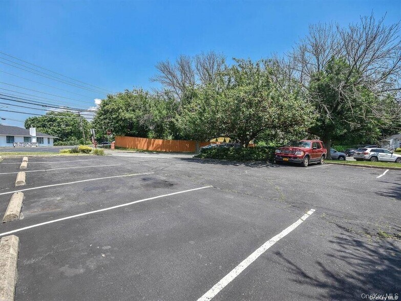 811 Old Country Rd, Plainview, NY for lease - Building Photo - Image 2 of 18