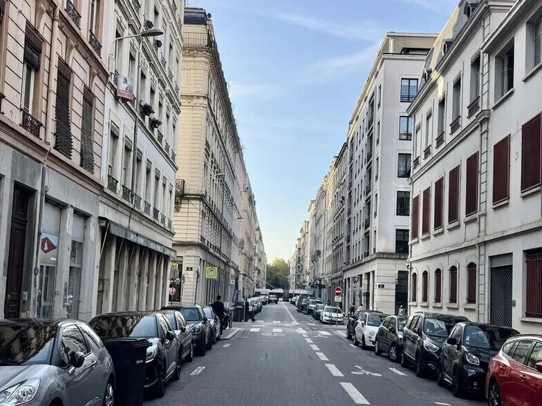 Office in Lyon for lease - Building Photo - Image 2 of 21