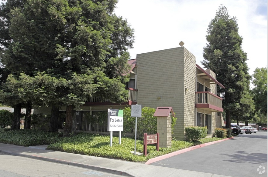 140-144 Mayhew Way, Pleasant Hill, CA for lease - Building Photo - Image 1 of 2