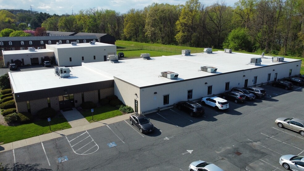 122 Doty Cir, West Springfield, MA for sale - Primary Photo - Image 1 of 1